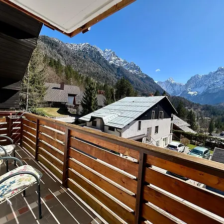 Crystal Rose Apartment *
